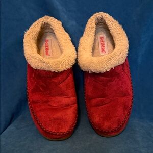 Softmoc size 10 Red Suede Slippers with Cream Fur Lining
Great condition